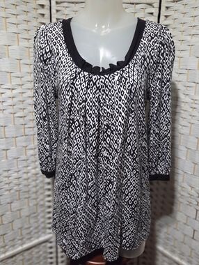 Pink Twill Black & White Geometric Scoop Neck Women's Top